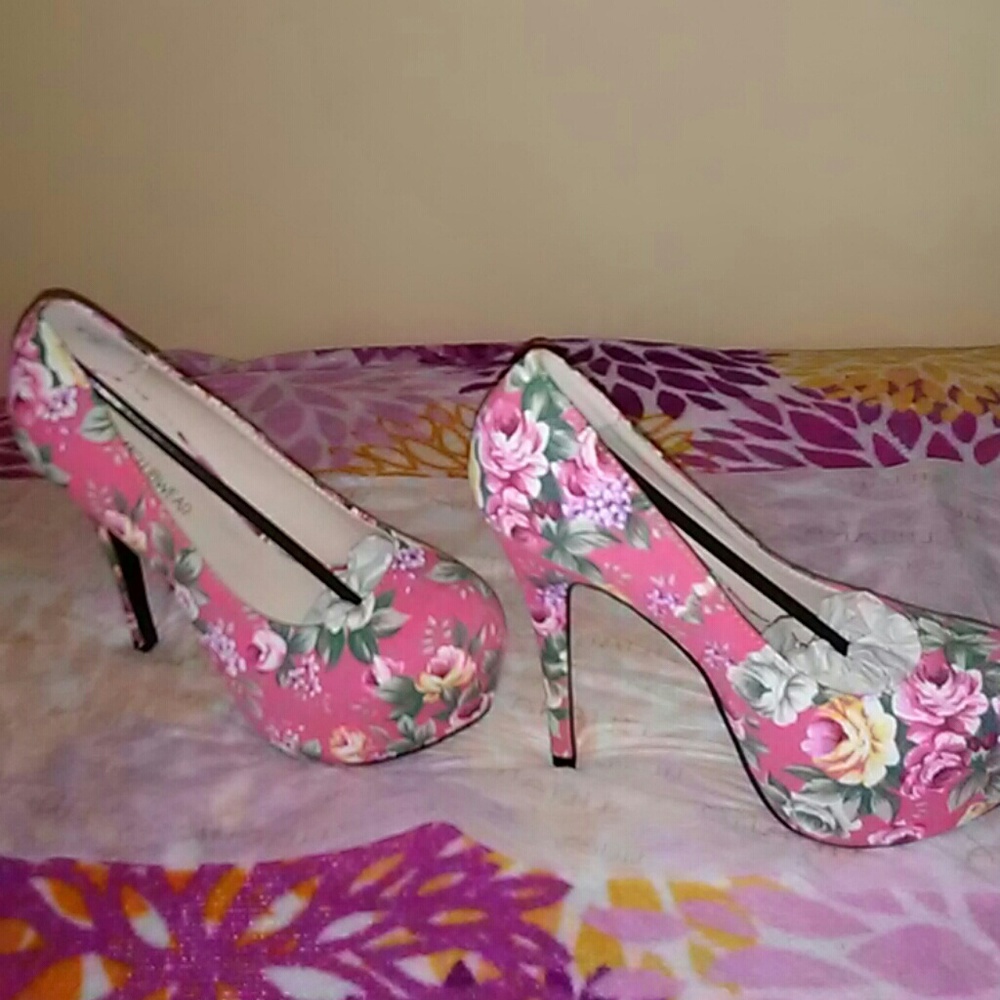 Heels - Picture 4 of 4